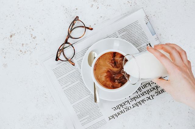 kop kaffe med mælk fra bravilor bonamat kaffeautomat på avis 