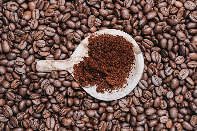 Hele kaffebønner og formalet kaffe til at brygge god kaffe til restaurant og café