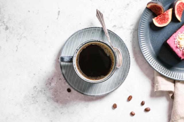 Sort kop kaffe i grå kop fra kaffeløsning til restaurant og cafe