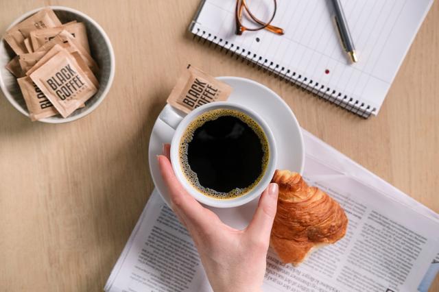 En kop kaffe og croissant til ventetiden på offentlige institutioner