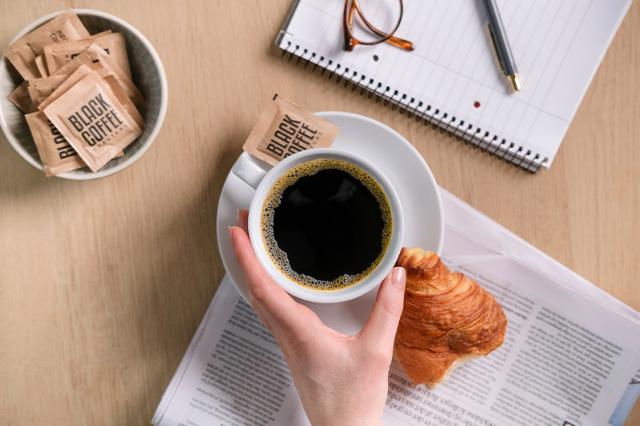 Flydende kop sort kaffe fra kaffeautomat 