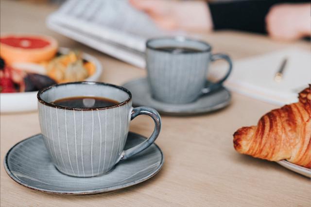 Kaffe ved morgenmødet fra maskine med BKI kaffeløsning til virksomheder