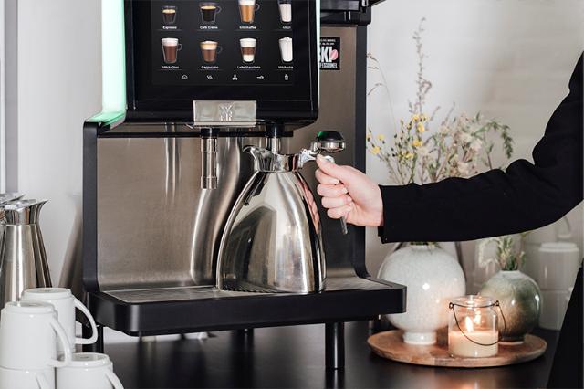kvinde brygger kaffe direkte i kande hos comwell kolding