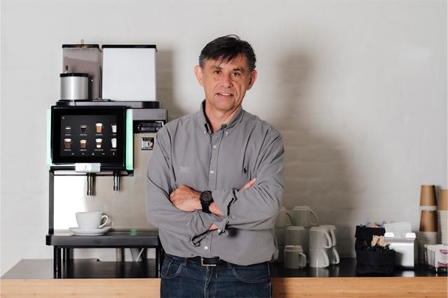 BKI konsulent laver kaffe af kaffemaskine hos agro food park