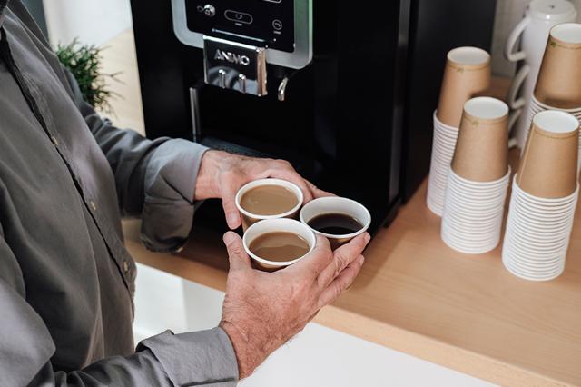 Tre kopper kaffe ved instant kaffemaskinen