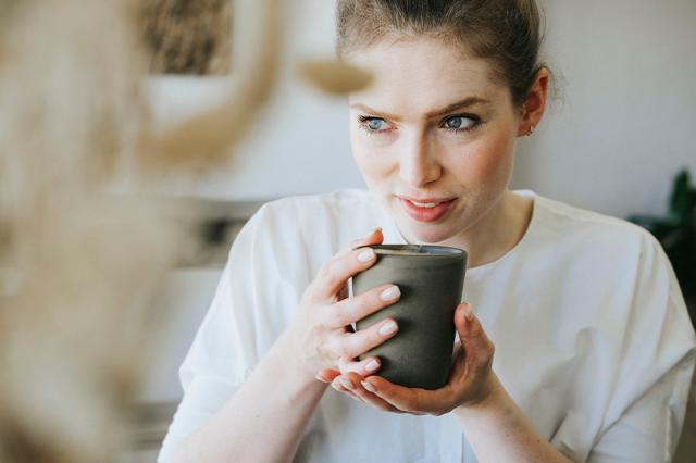 kvinde drikker kaffe efter tips til at lave den bedste kop