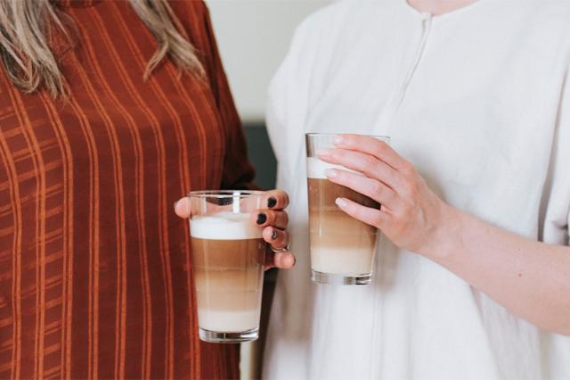 to kollegaer drikker lækker kaffe fra WMF kaffemaskine