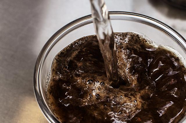 nybrygget kaffe i kop klar til smagsstest