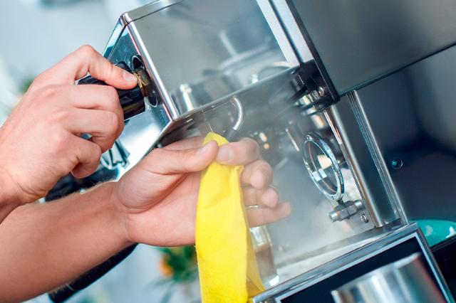 Guide: Daglig og grundig rengøring af kaffemaskinen i virksomheden