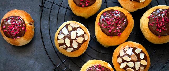 Fastelavnsboller med creme, solbær og kaffechokolade