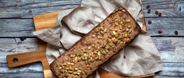 nybagt rugbrød med græskarkerner og kaffegrums