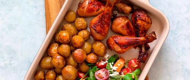 kylling med chili-kaffe-marinade i fad med kartofler og grønstager