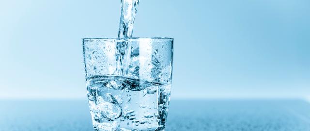 vand i vandglas fra drikkevandskøler