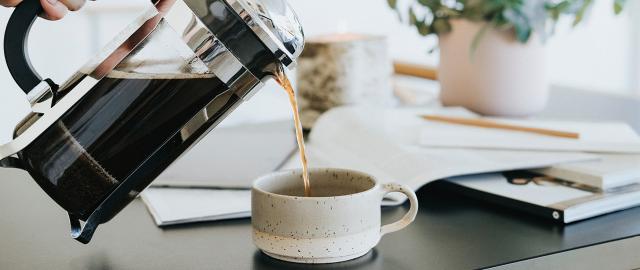 Forkæl dine kollegaer med BKI-kaffe fra stempelkande
