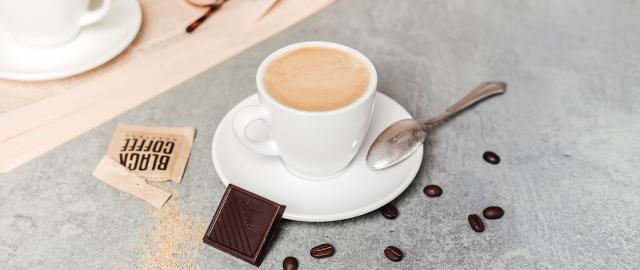 drik kaffe med mælk og sikrer sund kaffeøkonomi 