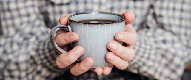 kvinder har lært at brygge god kaffe og nyder en kop