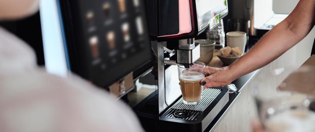 medarbejdere brygger kaffe på kolgt placeret kaffemaskine