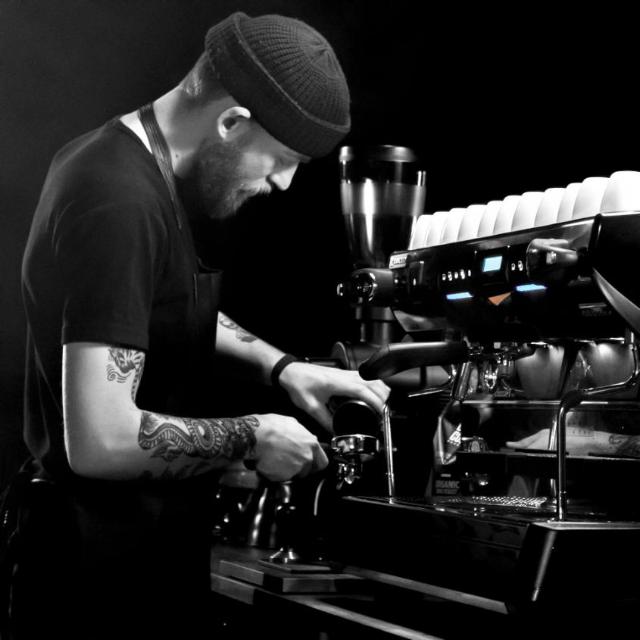 Mand laver kaffe på espresso maskine fra black coffee roasters