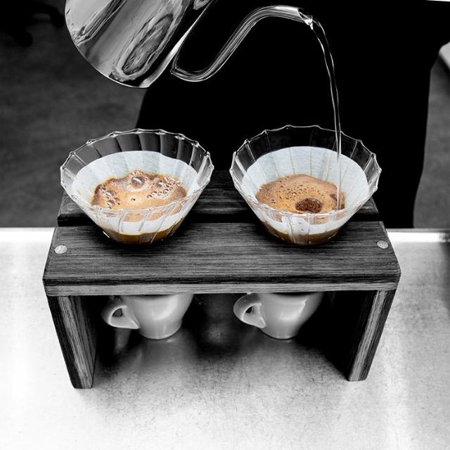 to kopper kaffer bliver brygget af black coffee roasters filterkaffe