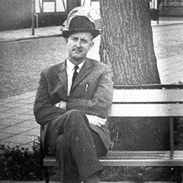 Svend Mathiesen, stifter af BKI, på en bænk